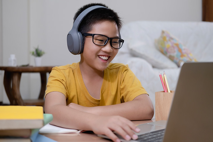 boy-using-computer