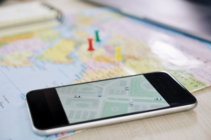 phone-on-map-tracking-location