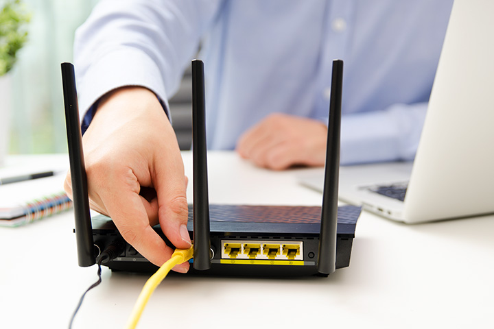 man-plugging-in-router